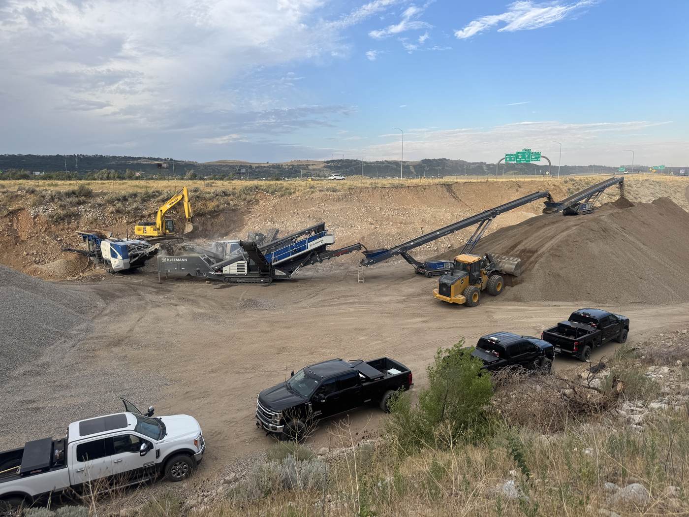 Mobile crushing spread running on site